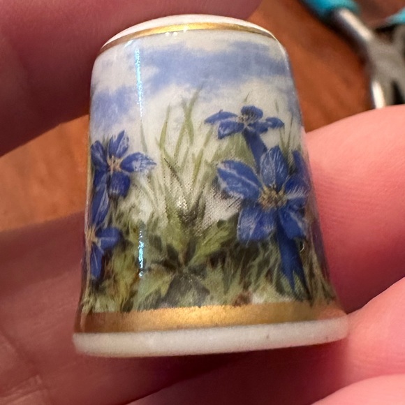 Vintage W Germany Thimble with flowers - Picture 5 of 5
